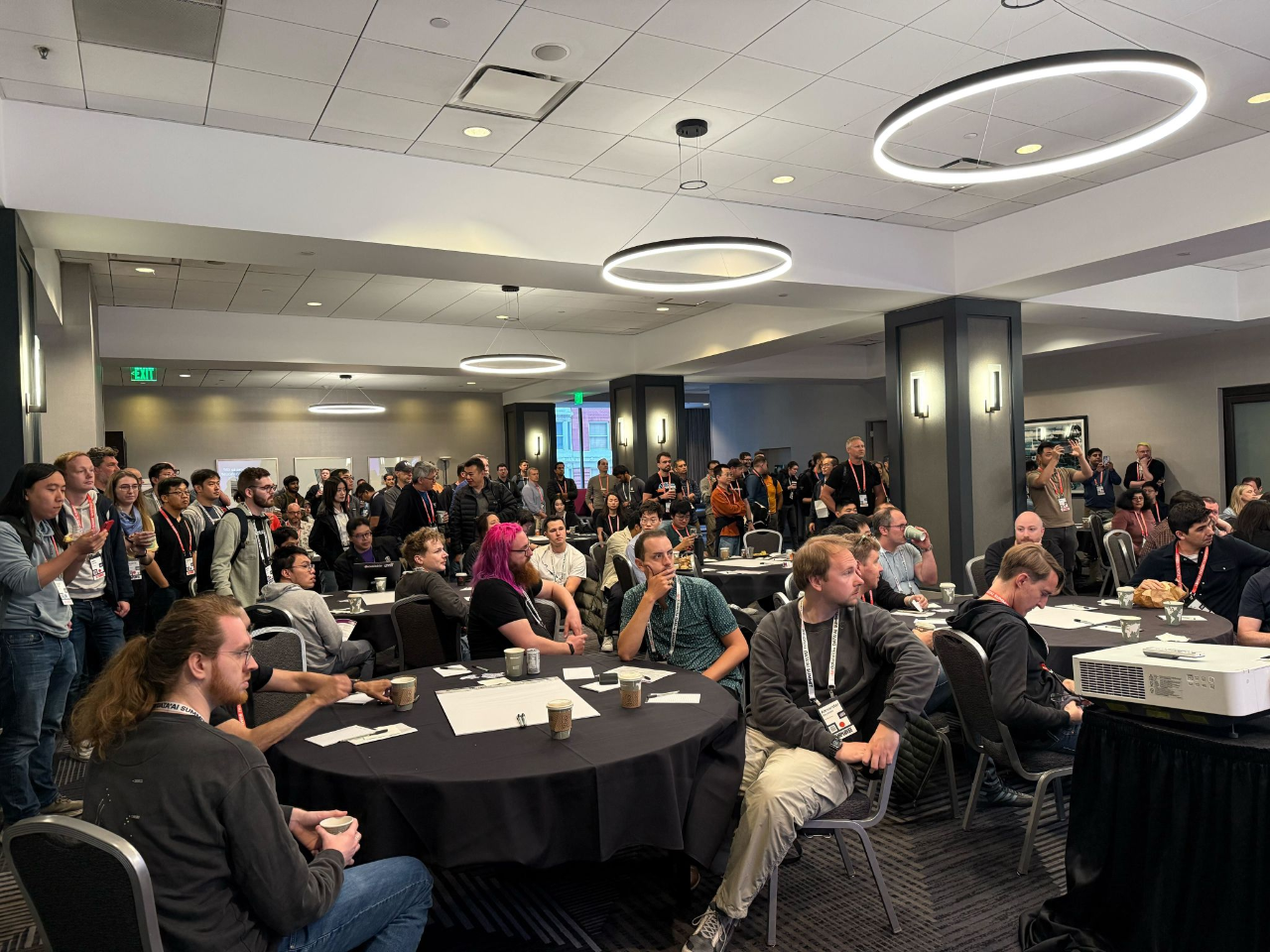 会场爆满的实况（我就在右下角那一桌，头刚好被 Apache Parquet PMC Chair Julien Le Dem 给挡住）